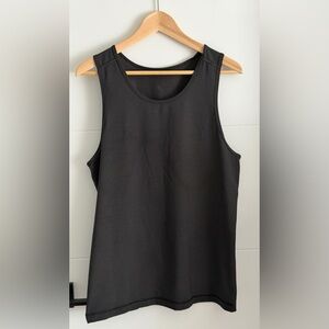 Lululemon: Women’s Tank Top (ptp approx 19in)